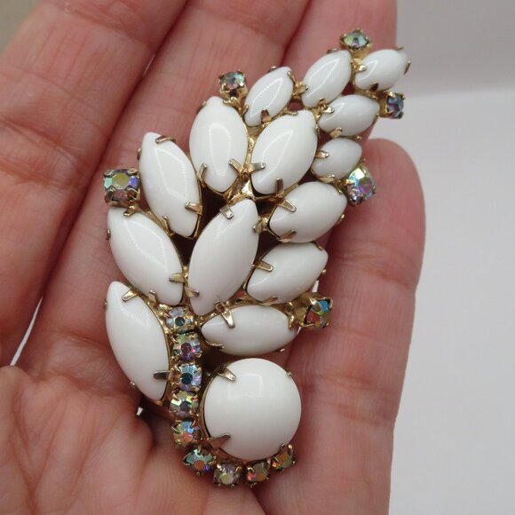 Vintage White Milk Glass with Aurora Borealis Accent Gold Tone Brooch - Picture 6 of 8